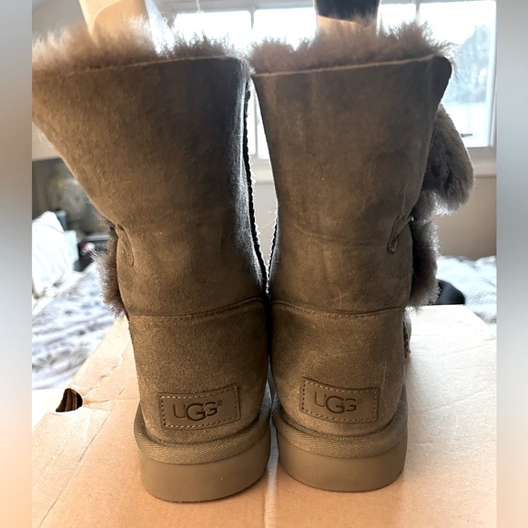 Ugg Bailey Button II, Gray size 8 - Picture 5 of 8